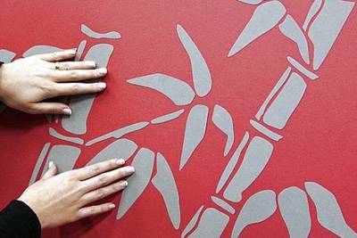 Как приклеить декоративную наклейку на стену: инструкция по нанесению наклейки с фото