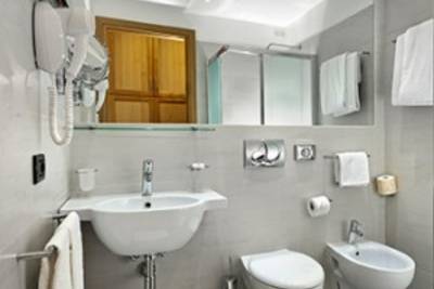 Чем отделать стены в ванной: альтернативы плитке