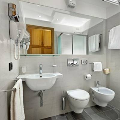 Чем отделать стены в ванной: альтернативы плитке